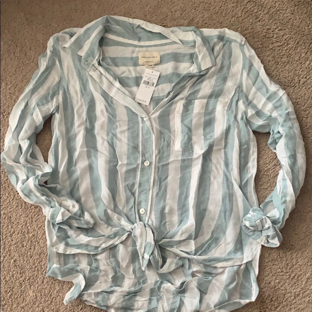 🆕💕FINAL PRICE! NWT AE button down tee